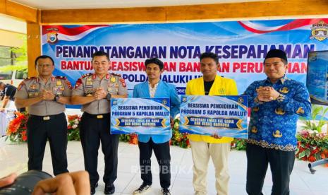 Kegiatan penyerahan beasiswa kepada pelajar dan mahasiswa di Maluku Utara