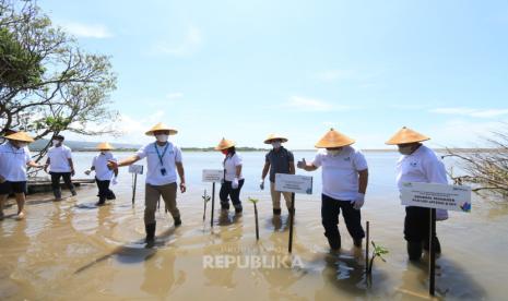 Jajaran PLN UID Yogyakarta bersama pemangku kepentingan dalam kegiatan tanggung jawab sosial di Yogyakarta