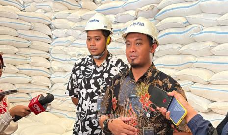 Diskusi dan pantauan awak media bersama pihak Perum Bulog di gudang Bulog
