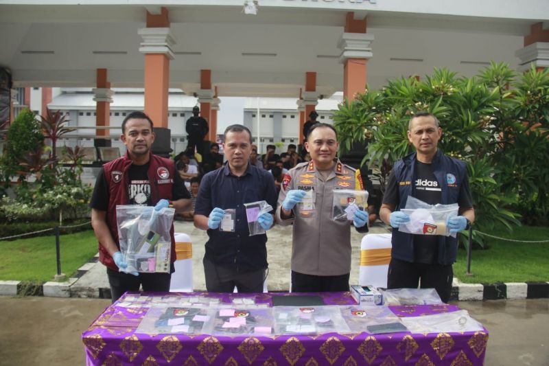 Kapolda Bali bersama tim BNN dan Bareskrim menunjukkan barang bukti narkotika hasil penggeledahan lapas