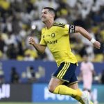 Cristiano Ronaldo merayakan gol bersama rekan setim Al Nassr di Stadion Al-Awwal Park
