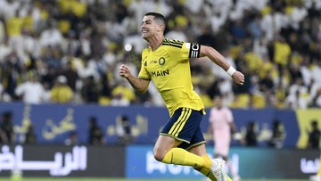 Cristiano Ronaldo merayakan gol bersama rekan setim Al Nassr di Stadion Al-Awwal Park