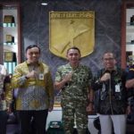 Foto bersama perwira TNI dan jajaran pejabat di depan plakat bertuliskan Merdeka