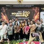 Foto bersama para penerima dan panitia Industry Award 2026 di depan latar acara