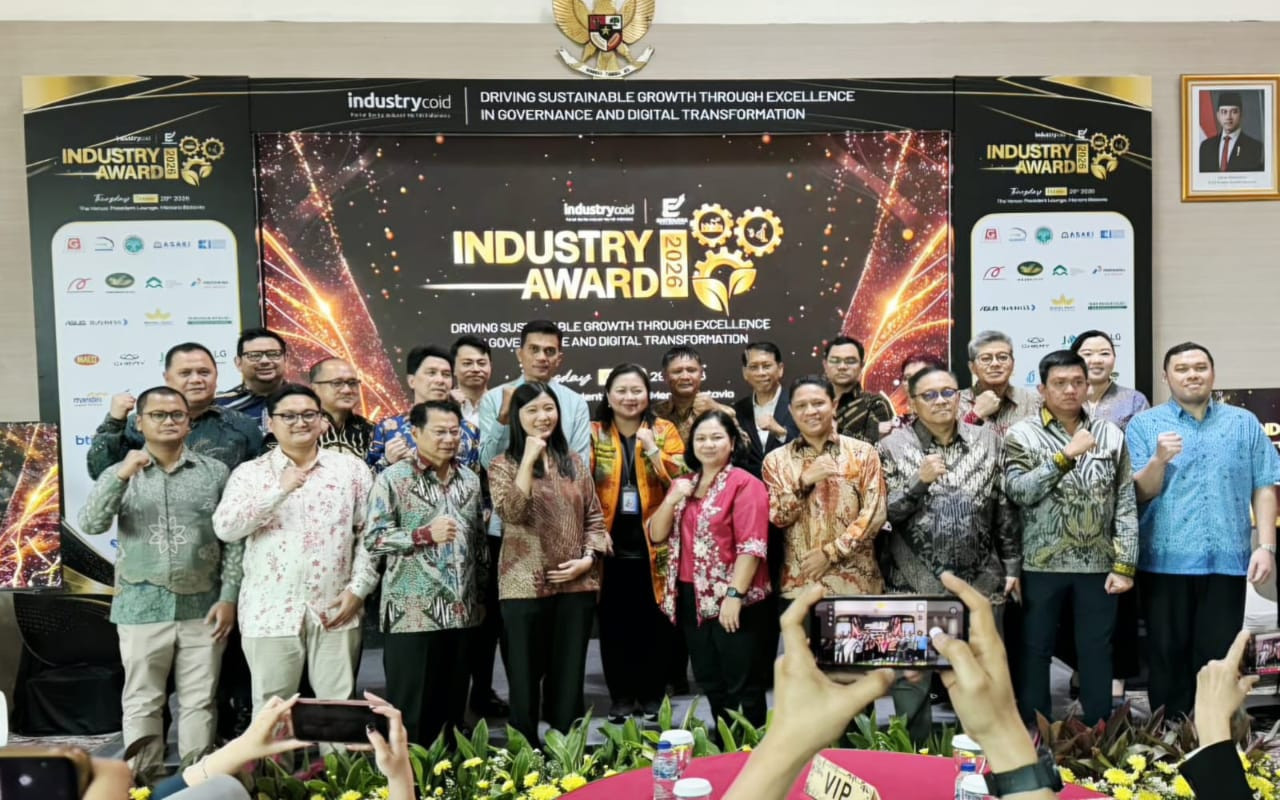 Foto bersama para penerima dan panitia Industry Award 2026 di depan latar acara