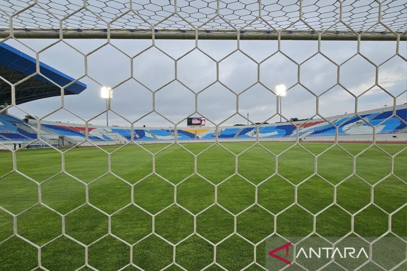 Para pemain Bali United berlatih di lapangan hijau menjelang pertandingan