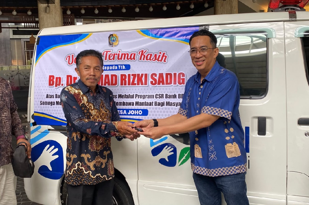Warga Desa Joho Tulungagung menerima bantuan satu unit ambulans dari BRI Peduli