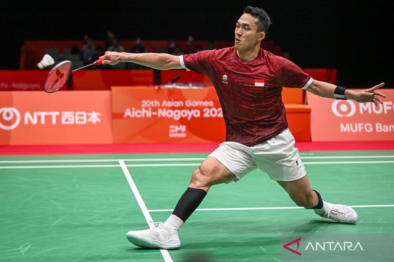 Pebulu tangkis tunggal putra Indonesia bertanding di lapangan bulu tangkis