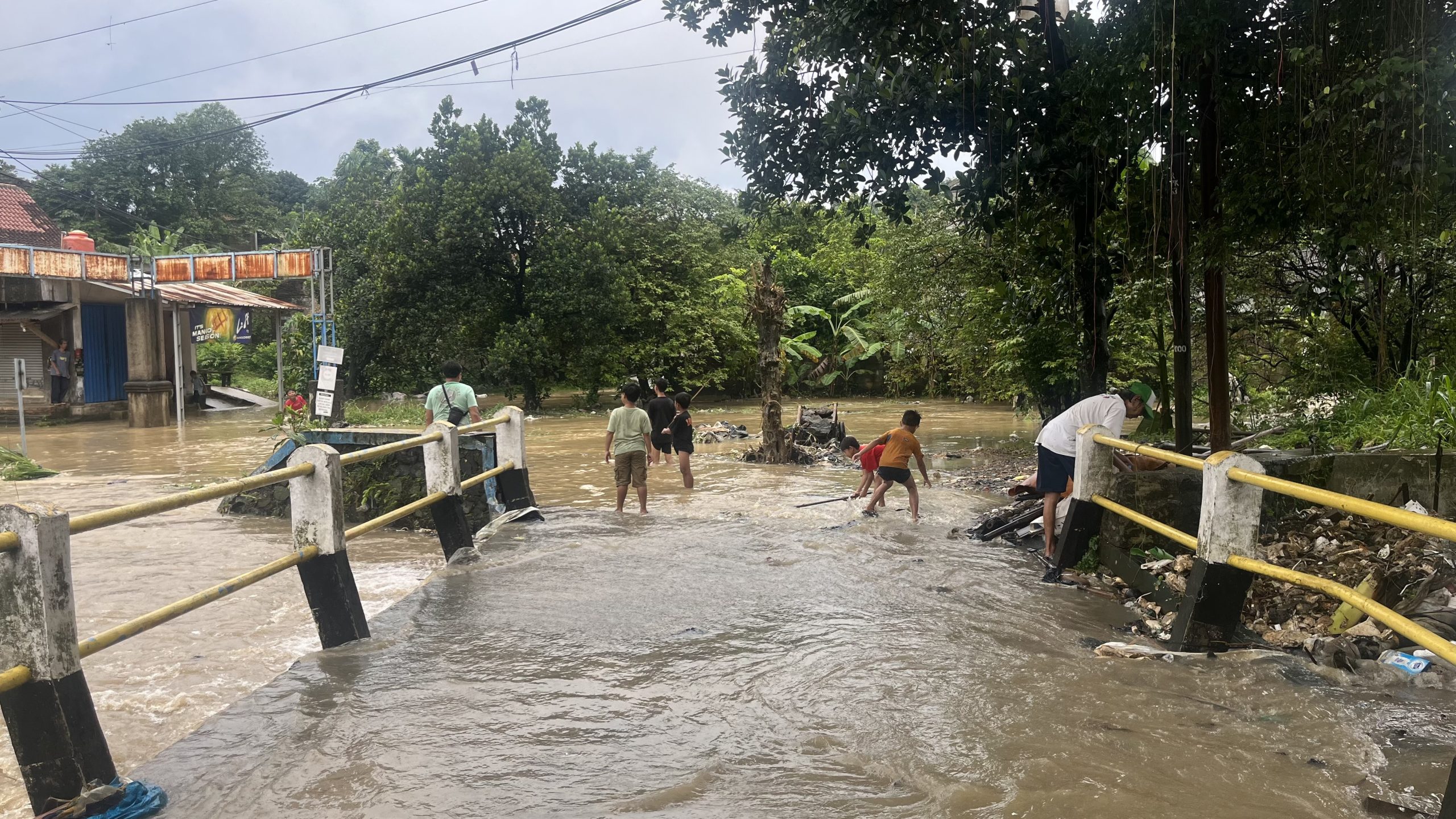 Jalan yang terendam banjir di kawasan permukiman Depok