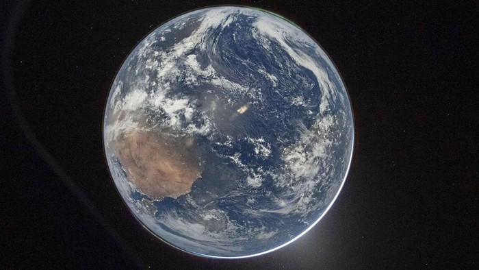 Foto Bumi dari luar angkasa yang memperlihatkan planet biru