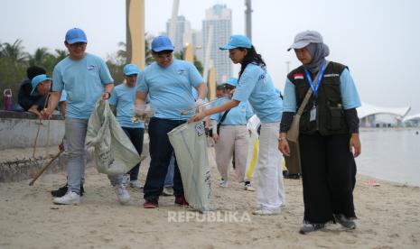 Relawan membersihkan sampah di pantai Ancol Jakarta