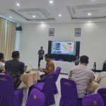 Senior Manager PLN UID Aceh Eriasmono memberikan pemaparan dalam diskusi publik di Asrama Haji Banda Aceh
