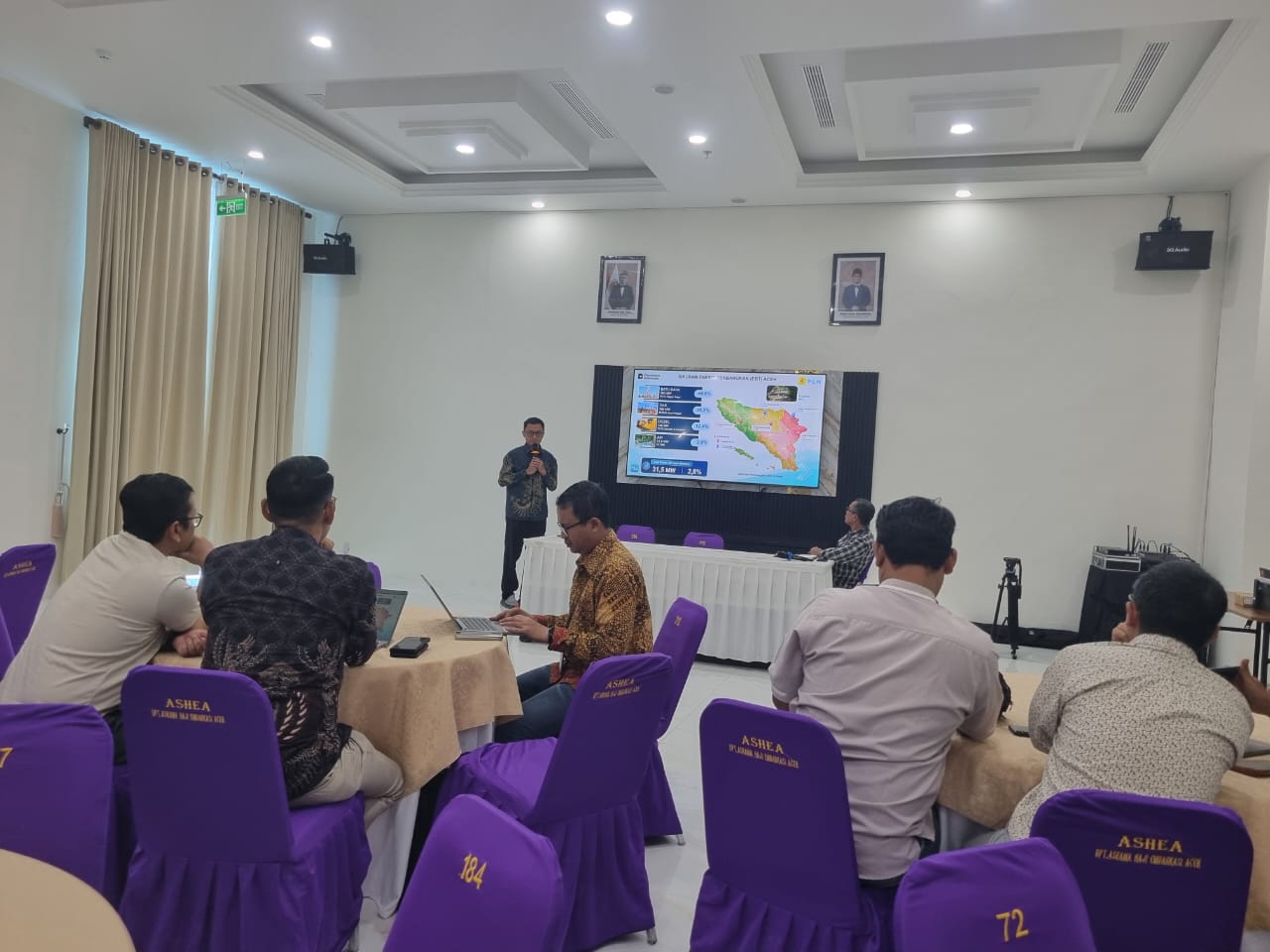 Senior Manager PLN UID Aceh Eriasmono memberikan pemaparan dalam diskusi publik di Asrama Haji Banda Aceh