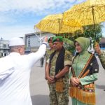 Brigjen TNI Ali Imran menjalani prosesi adat peusijuk bersama istri di hadapan barisan prajurit Kodam Iskandar Muda di Banda Aceh