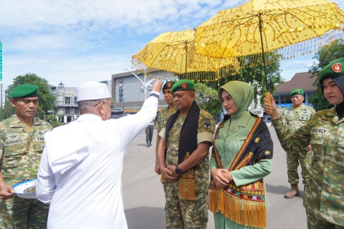 Brigjen TNI Ali Imran menjalani prosesi adat peusijuk bersama istri di hadapan barisan prajurit Kodam Iskandar Muda di Banda Aceh