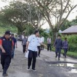 Bupati Simeulue Mohammad Nasrun Mikaris meninjau jalan pelabuhan yang rusak parah di Simeulue, Aceh