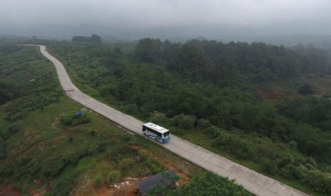 Bus angkutan perintis yang melayani masyarakat di wilayah terpencil Indonesia