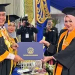 Seorang mahasiswa Politeknik Negeri Lhokseumawe yang diwisuda di Gedung Auditorium kampus di Buket Rata