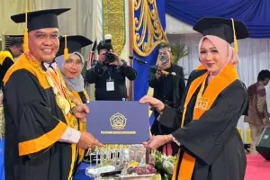 Seorang mahasiswa Politeknik Negeri Lhokseumawe yang diwisuda di Gedung Auditorium kampus di Buket Rata