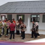 Petugas Satgas PRR bersama jajaran Dinas Pendidikan memantau rehabilitasi ruang kelas sekolah di Serdang Bedagai