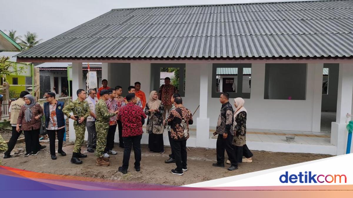 Petugas Satgas PRR bersama jajaran Dinas Pendidikan memantau rehabilitasi ruang kelas sekolah di Serdang Bedagai