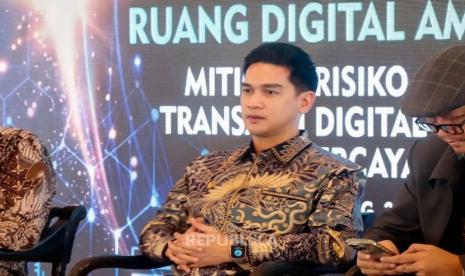 Warga desa menggunakan perangkat elektronik untuk memilih kepala desa