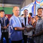 Wali Kota Pekanbaru Agung Nugroho menyerahkan ijazah kepada orang tua siswa dalam acara pembebasan ijazah tertahan