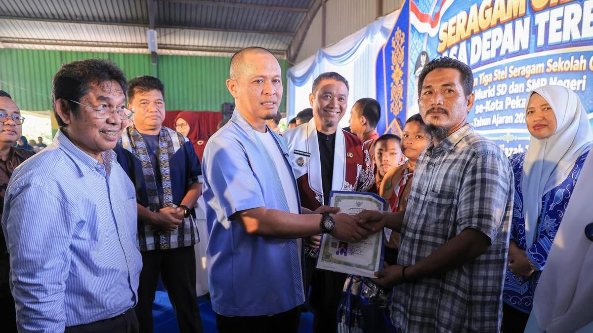 Wali Kota Pekanbaru Agung Nugroho menyerahkan ijazah kepada orang tua siswa dalam acara pembebasan ijazah tertahan