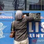 Warga mengurus perpanjangan SIM di mobil layanan SIM Keliling