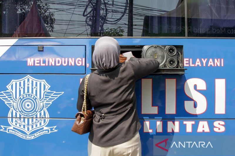 Warga mengurus perpanjangan SIM di mobil layanan SIM Keliling