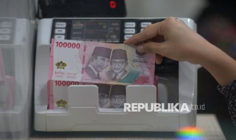 Uang rupiah dan dolar Amerika Serikat di atas meja