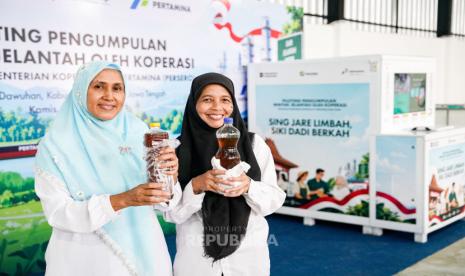 Warga mengumpulkan minyak jelantah melalui program koperasi desa