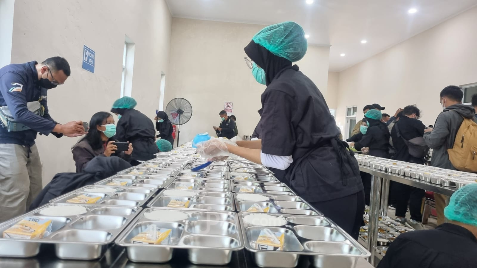 Petugas menyiapkan paket makanan untuk program makan bergizi gratis