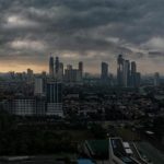 Langit mendung gelap di atas gedung-gedung kota menjelang hujan