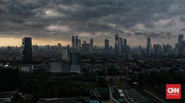 Langit mendung gelap di atas gedung-gedung kota menjelang hujan