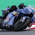 Pembalap MotoGP memacu motornya di lintasan balap