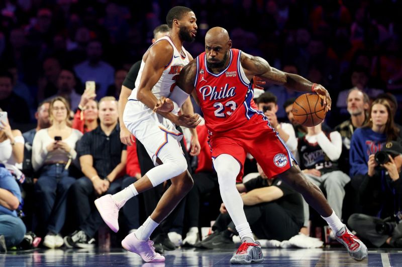LeBron James beraksi dalam pertandingan NBA antara Philadelphia 76ers dan New York Knicks