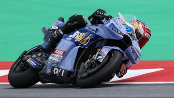 Pembalap MotoGP memacu motornya di lintasan balap