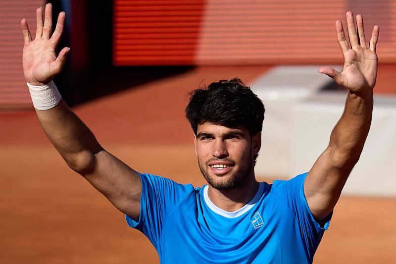 Carlos Alcaraz memegang raket tenis di lapangan