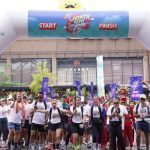 Para peserta berlari bersama dalam kegiatan Road to Larata Run yang digelar LRT Jakarta