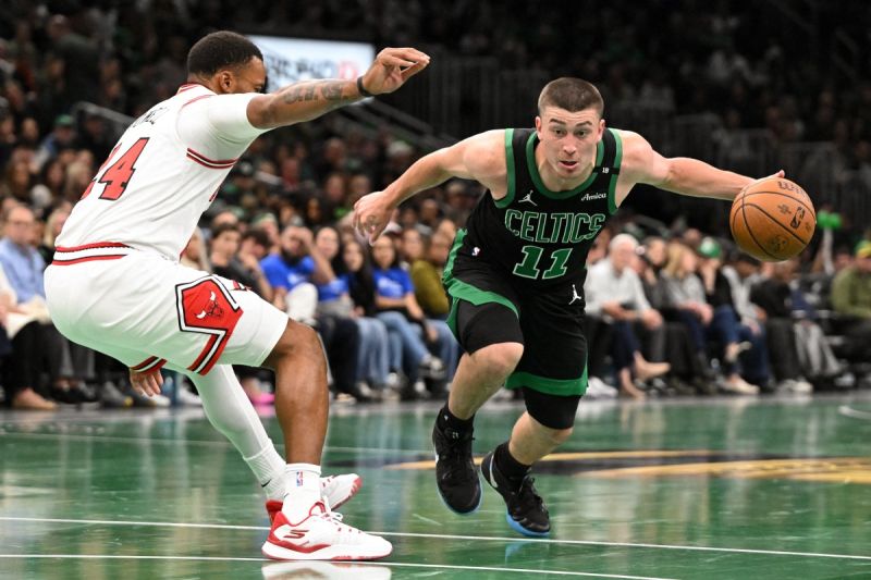 Pemain Boston Celtics dan Chicago Bulls dalam pertandingan basket NBA
