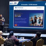 Seorang pemain tenis amatir beraksi di lapangan dalam kompetisi tenis