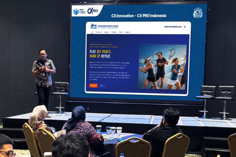 Seorang pemain tenis amatir beraksi di lapangan dalam kompetisi tenis