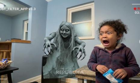 Ilustrasi filter wajah hantu di layar ponsel yang dipakai untuk mengerjai anak