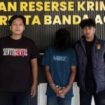 Terduga pelaku yang ditangkap polisi di depan papan Satreskrim Polresta Banda Aceh
