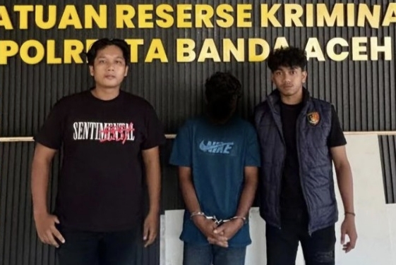 Terduga pelaku yang ditangkap polisi di depan papan Satreskrim Polresta Banda Aceh