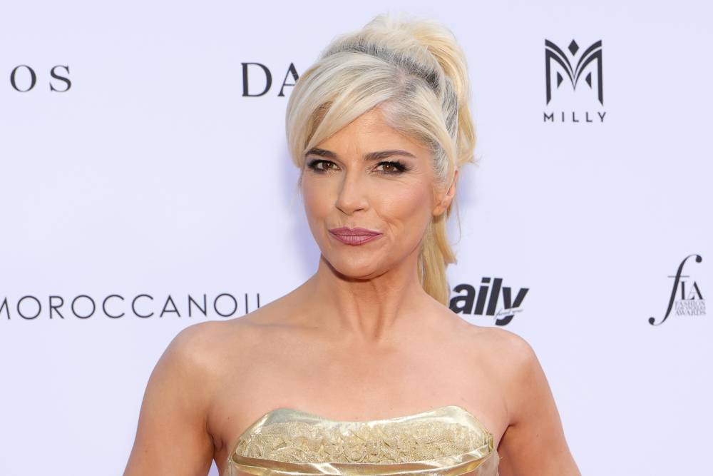 Potret aktris Selma Blair tersenyum dalam sebuah acara