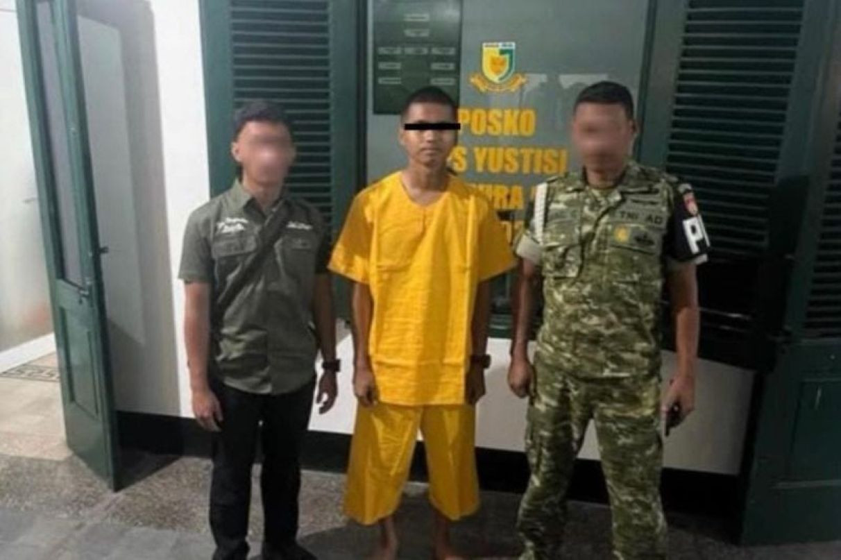Prajurit TNI berbaju kuning