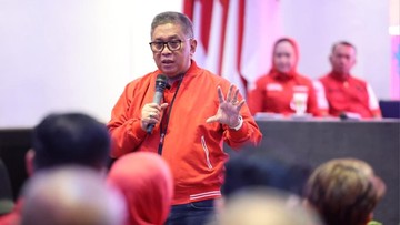 Sekjen PDI Perjuangan Hasto Kristiyanto berjaket merah berbicara dengan mikrofon di hadapan peserta konsolidasi