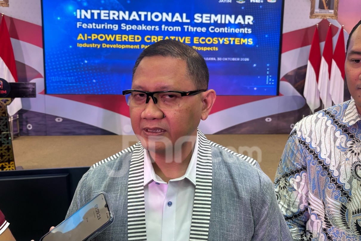 Kepala Dinas Pendidikan Jawa Timur berbicara kepada wartawan di sela sebuah seminar di Surabaya